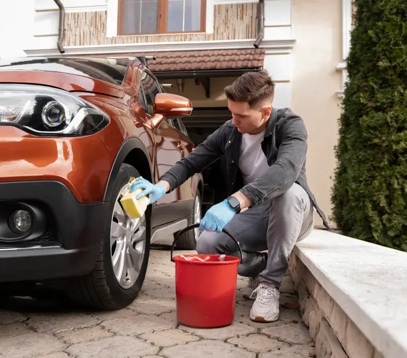 Lavage auto à domicile Le Sourn : professionnel intervenant sur un véhicule